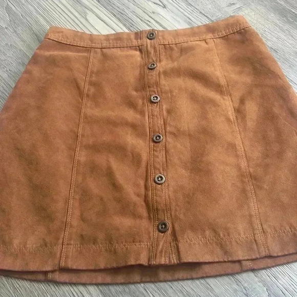 HOLLISTER |  Brown faux suede button up mini skirt - Picture 3 of 10